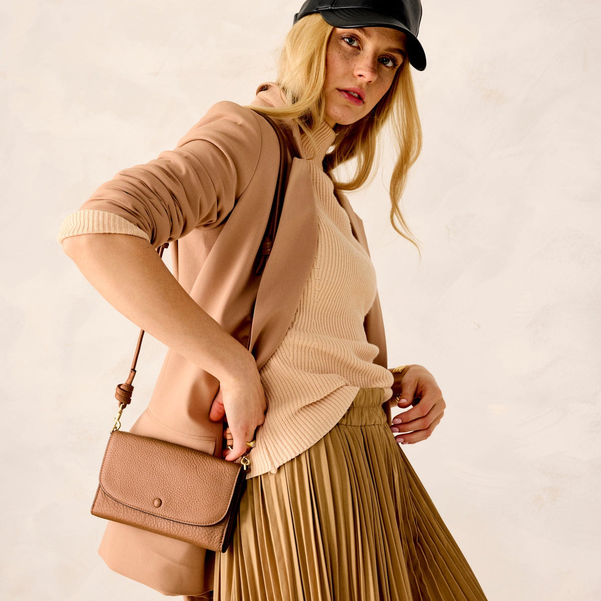 Leather Wildwood Wallet Crossbody in Roasted Pecan
